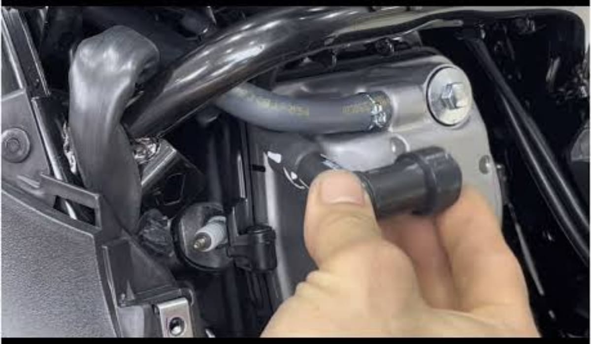 Với hầu hết các đời Honda Vision, bugi được lắp trên đầu quy-lát của động cơ