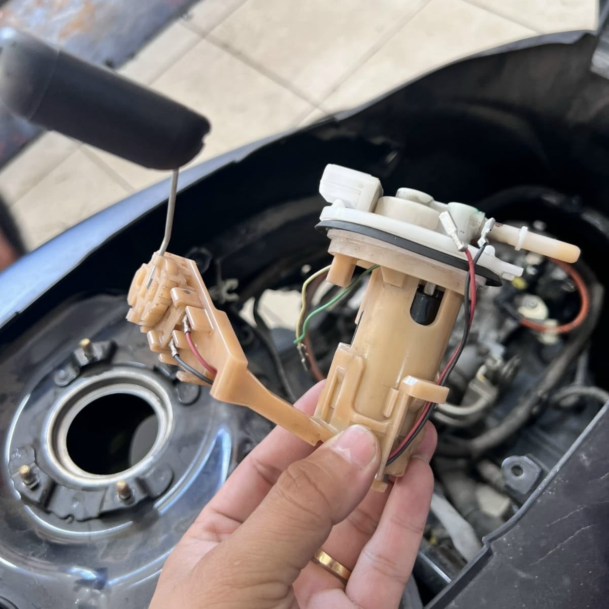 Thay bơm xăng xe Vision giá bao nhiêu?