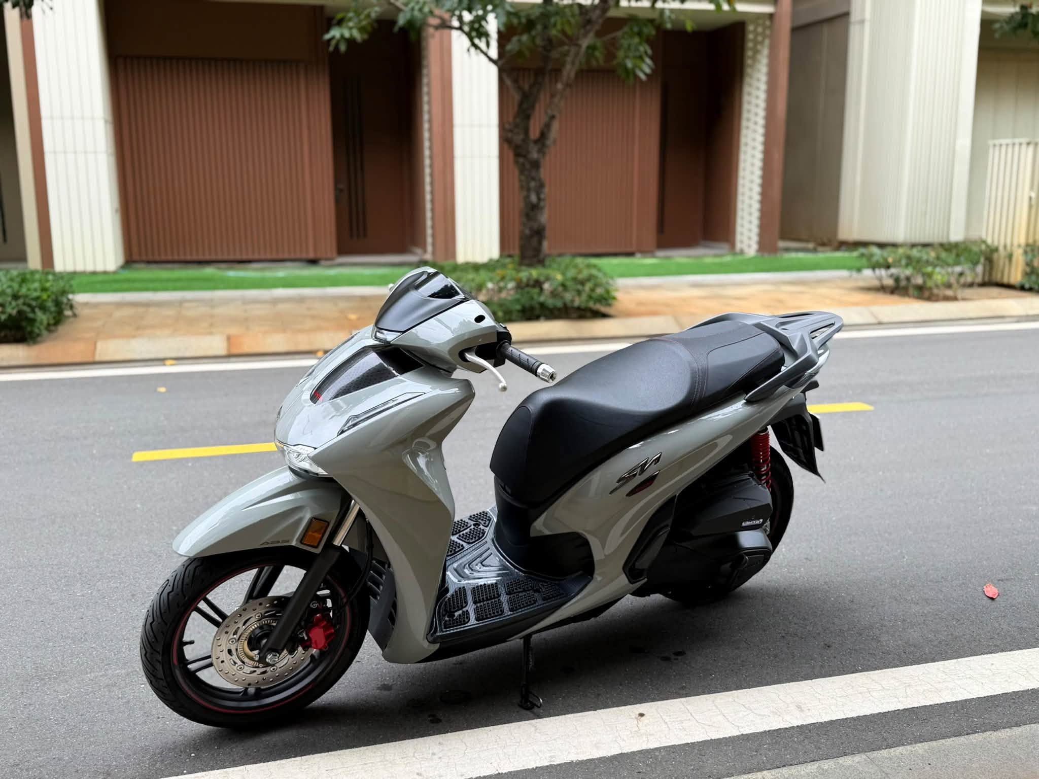 Có nên chọn SH 125i màu xám xi măng?